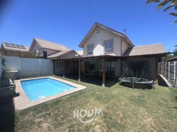 LINDA CASA CON PISCINA EN CONDOMINIO