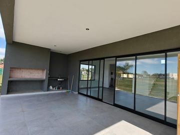 Casa en Santa Elisa Pilar del Este