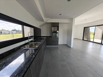Casa en Santa Elisa Pilar del Este