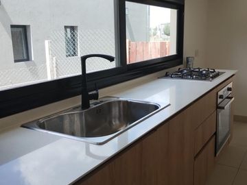 Hermosa casa en venta en barrio Santo Tomás, Pilar