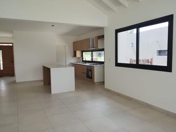 Hermosa casa en venta en barrio Santo Tomás, Pilar