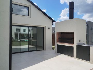 Hermosa casa en venta en barrio Santo Tomás, Pilar