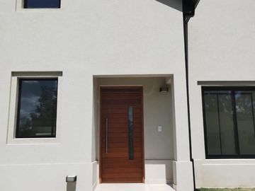 Hermosa casa en venta en barrio Santo Tomás, Pilar