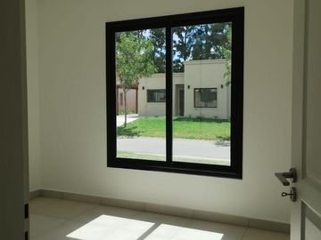 Hermosa casa en venta en barrio Santo Tomás, Pilar