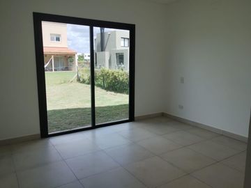 Hermosa casa en venta en barrio Santo Tomás, Pilar