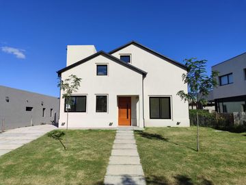 Hermosa casa en venta en barrio Santo Tomás, Pilar