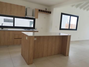 Hermosa casa en venta en barrio Santo Tomás, Pilar