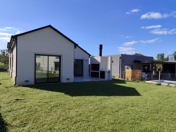Hermosa casa en venta en barrio Santo Tomás, Pilar
