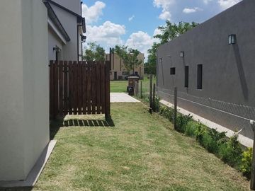 Hermosa casa en venta en barrio Santo Tomás, Pilar