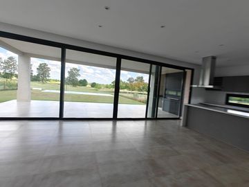 Casa con pileta en Pilar Golf