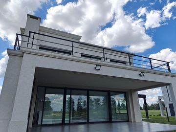 Casa con pileta en Pilar Golf