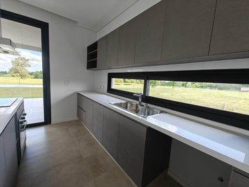Casa con pileta en Pilar Golf