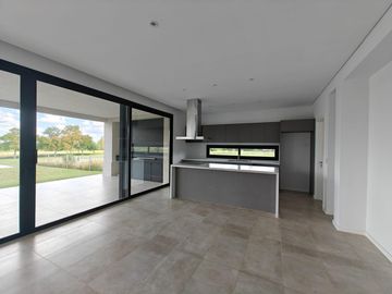 Casa con pileta en Pilar Golf