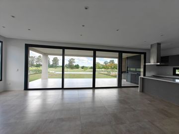 Casa con pileta en Pilar Golf