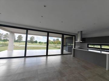 Casa con pileta en Pilar Golf