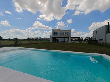 Casa con pileta en Pilar Golf
