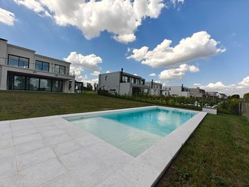 Casa con pileta en Pilar Golf