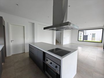 Casa con pileta en Pilar Golf