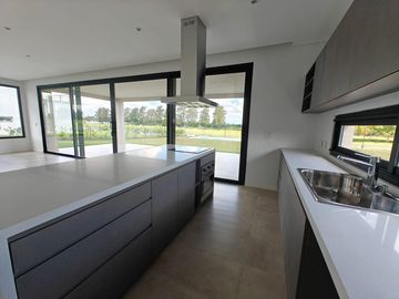 Casa con pileta en Pilar Golf