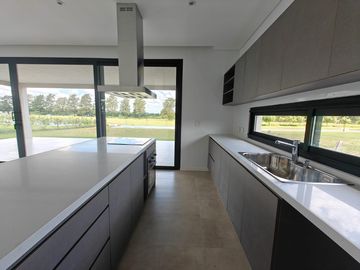 Casa con pileta en Pilar Golf