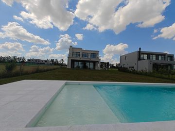 Casa con pileta en Pilar Golf