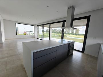 Casa con pileta en Pilar Golf