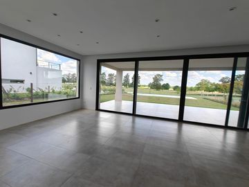Casa con pileta en Pilar Golf