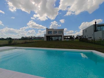 Casa con pileta en Pilar Golf