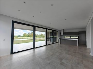 Casa con pileta en Pilar Golf