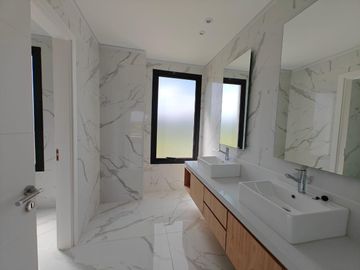 Casa con pileta en Pilar Golf