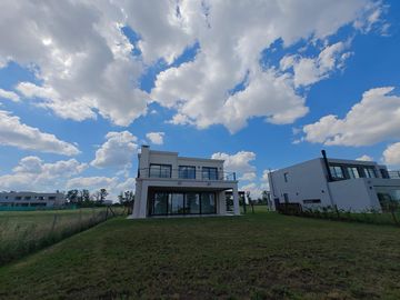 Casa con pileta en Pilar Golf