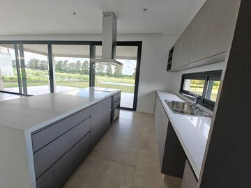 Casa con pileta en Pilar Golf