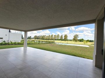 Casa con pileta en Pilar Golf