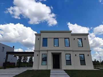Casa con pileta en Pilar Golf