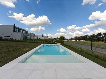Casa con pileta en Pilar Golf