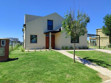 Espectacular casa en venta en barrio Santo Tomás, Pilar