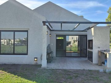 Espectacular casa en venta en barrio Santo Tomás, Pilar