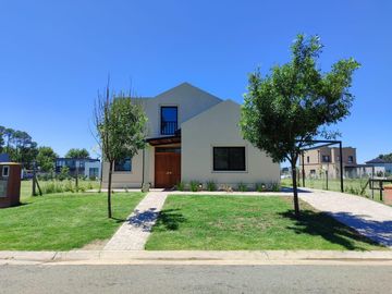 Espectacular casa en venta en barrio Santo Tomás, Pilar