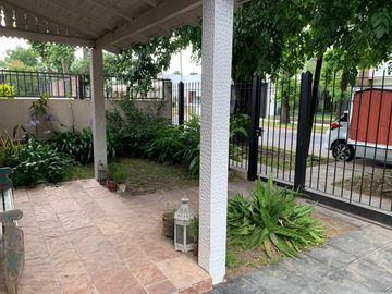 Exceleten Propiedad en Adrogue con Patio