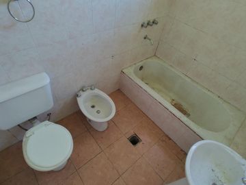 Galpón de 170 metros con Casa a refaccionar sobre esquina de Avenida 1