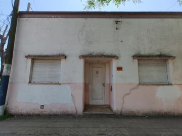 Galpón de 170 metros con Casa a refaccionar sobre esquina de Avenida 1