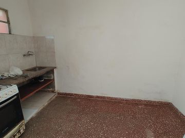 Galpón de 170 metros con Casa a refaccionar sobre esquina de Avenida 1