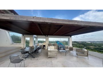 SE VENDE CASA DE LUJO EN EL SECTOR DE LAGOS DEL CAUJARAL