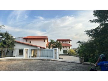 SE VENDE CASA DE LUJO EN EL SECTOR DE LAGOS DEL CAUJARAL