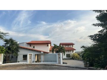 SE VENDE CASA DE LUJO EN EL SECTOR DE LAGOS DEL CAUJARAL