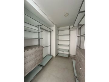 ELEGANTE Y LUJOSA  CASA DE TRES NIVELES EN CONJUNTO