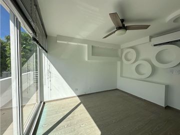 ELEGANTE Y LUJOSA  CASA DE TRES NIVELES EN CONJUNTO