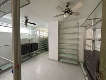 ELEGANTE Y LUJOSA  CASA DE TRES NIVELES EN CONJUNTO