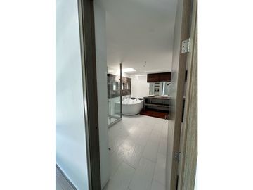 ELEGANTE Y LUJOSA  CASA DE TRES NIVELES EN CONJUNTO