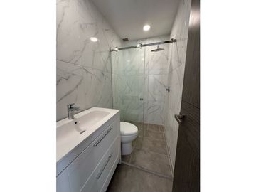 ELEGANTE Y LUJOSA  CASA DE TRES NIVELES EN CONJUNTO